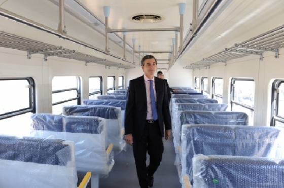 Pasajeros del Mitre celebran los nuevos trenes 0km del ramal Suárez - 24 Baires